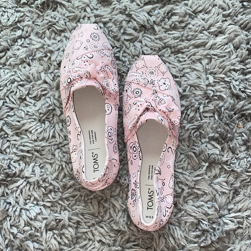 Light pink bandana print Toms